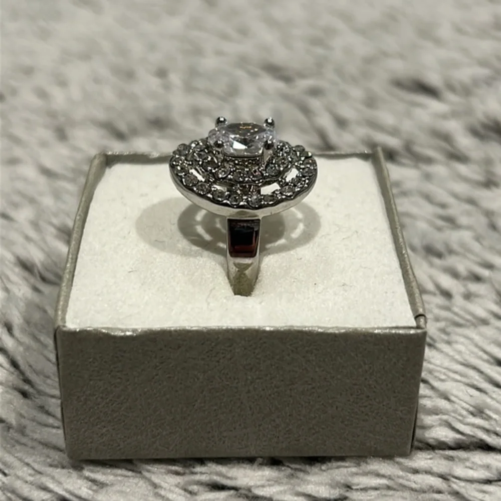 Costume jewelry cocktail ring size 6